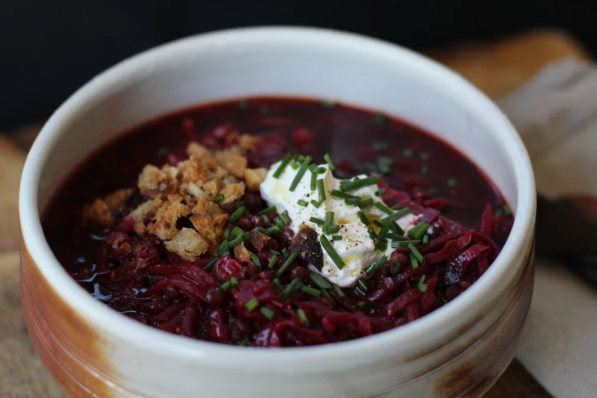 Proč zkušení kuchaři nahrazují brambory v boršči lžící jedné netradiční suroviny - image 1