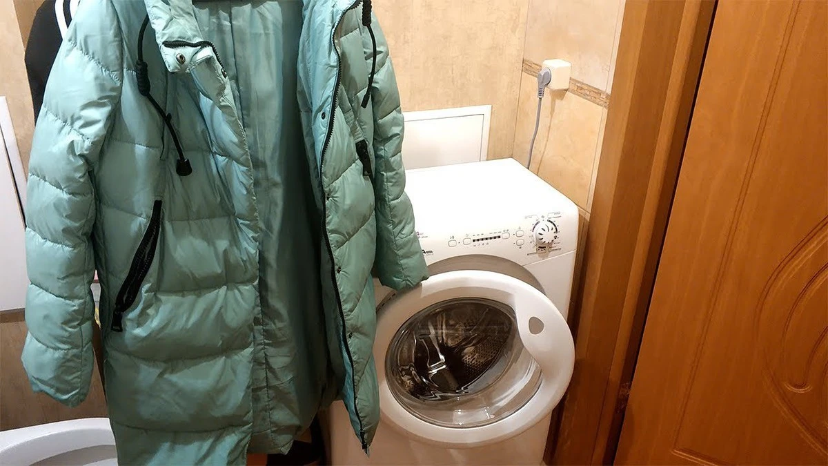 Proč zkušené hospodyňky dávají brambory do pračky s péřovkou. Výsledek vás překvapí.