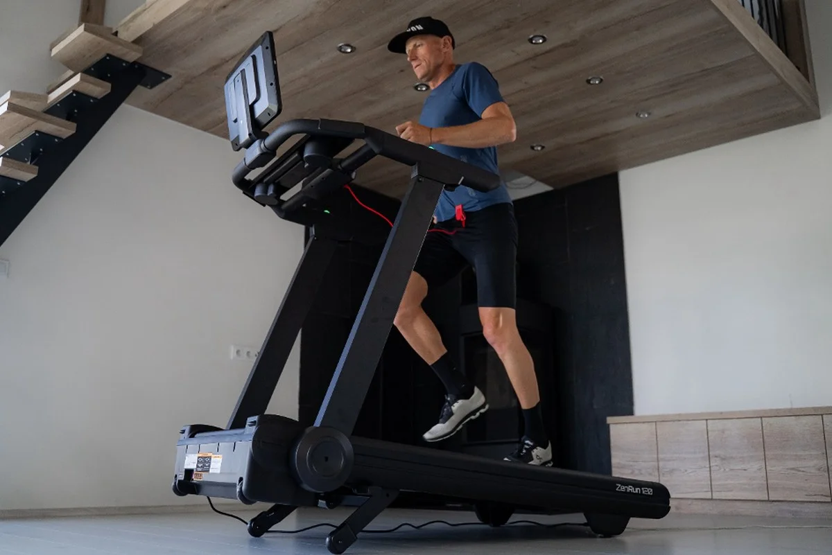 Proč se nebát posilovny? Jak si cvičením doma vybudujete zdravý návyk v 15 minutách