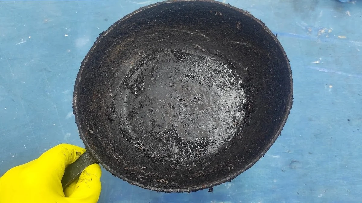 Proč staré hrnce nevyhazovat: Smíchejte 3 levné přísady a připáleniny odpadnou za 3 minuty