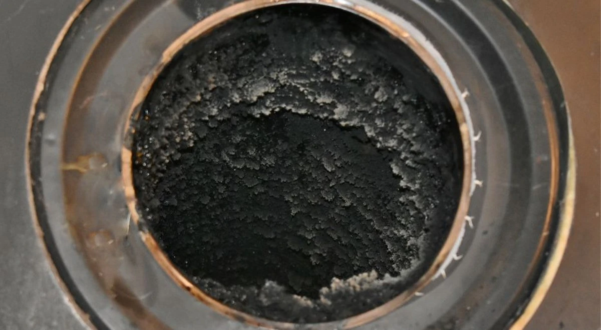 Jak můj tchán z podavače uhlí vyčistil komín bez soli: zimní saze zmizí - image 2