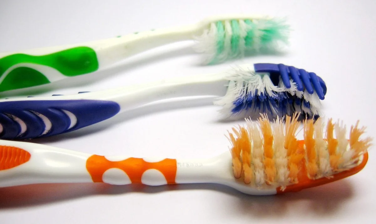 Chyba, kterou dělá 9 z 10 Čechů: Proč byste kartáček nikdy neměli nechávat na umyvadle