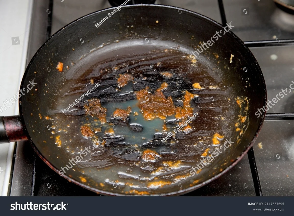 Trik s papírovými utěrkami: Jak zmizí léta stará připálenina z pánve za noc (bez drhnutí) - image 1