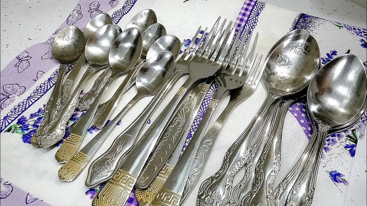 Забудьте про хімчистку: як швидко очистити столові прибори домашніми засобами