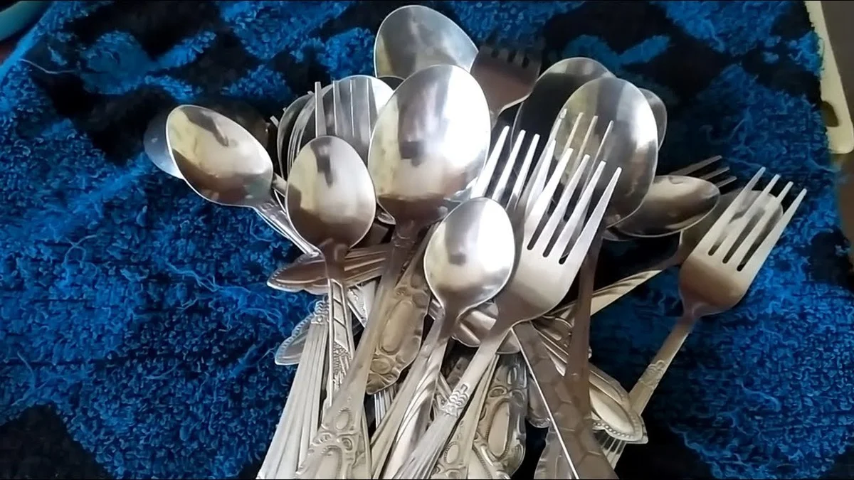 Proč zkušení kuchaři používají hořčičný prášek místo chemie: Lžíce vrátí příborům lesk za dvě minuty