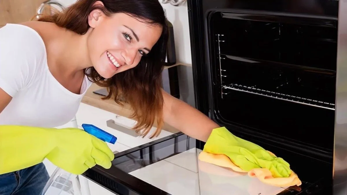 Proč zkušení kuchaři dávají jedlou sodu do utěrky před čištěním trouby