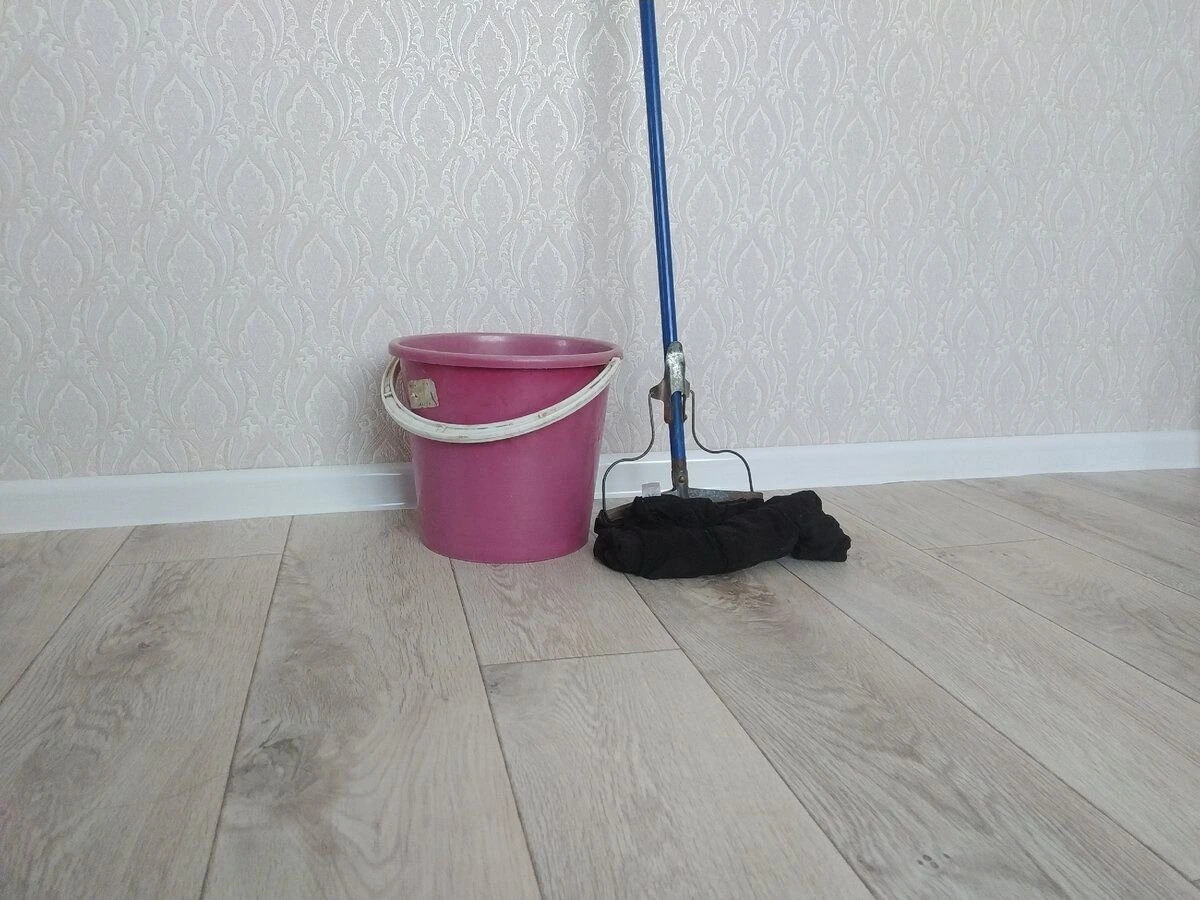 Proč zkušené hospodyňky přidávají do vody na mytí podlahy sůl – a jaké změny vás překvapí