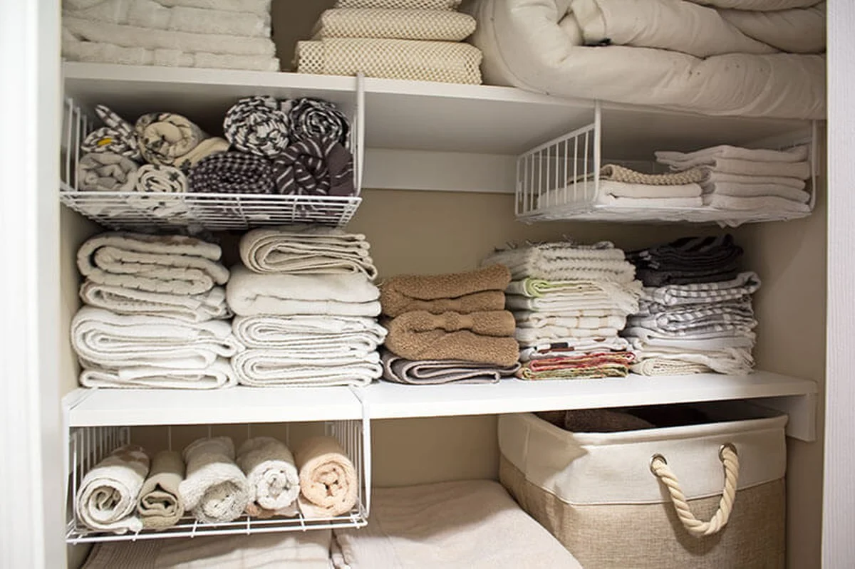 14 věcí, které do vašeho skříňového skladu nepatří: Profesionální organizátor varuje před chybou, kterou dělá v Česku 9 z 10 lidí - image 1