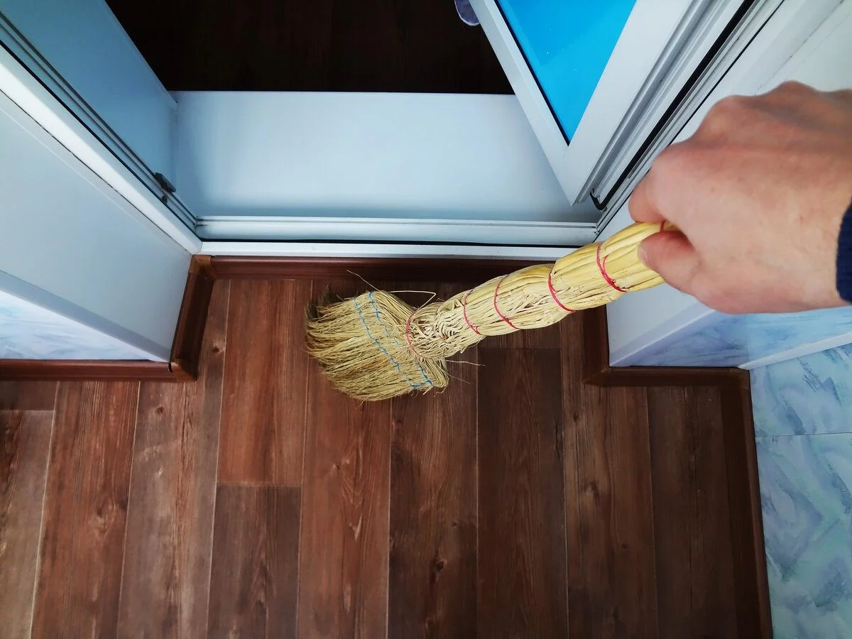 Proč stačí navlhčit lopatku, aby se při zametání už nevířil prach až ke stropu