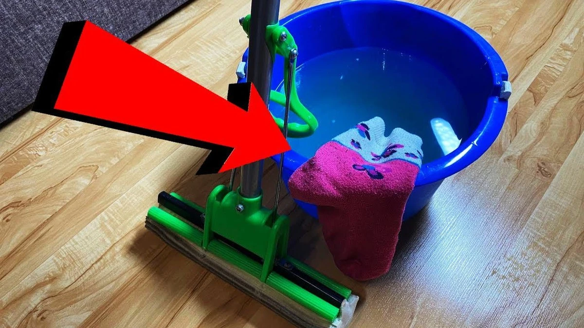 Staré ponožky promění úklid: Suchá podlaha bez šmouh