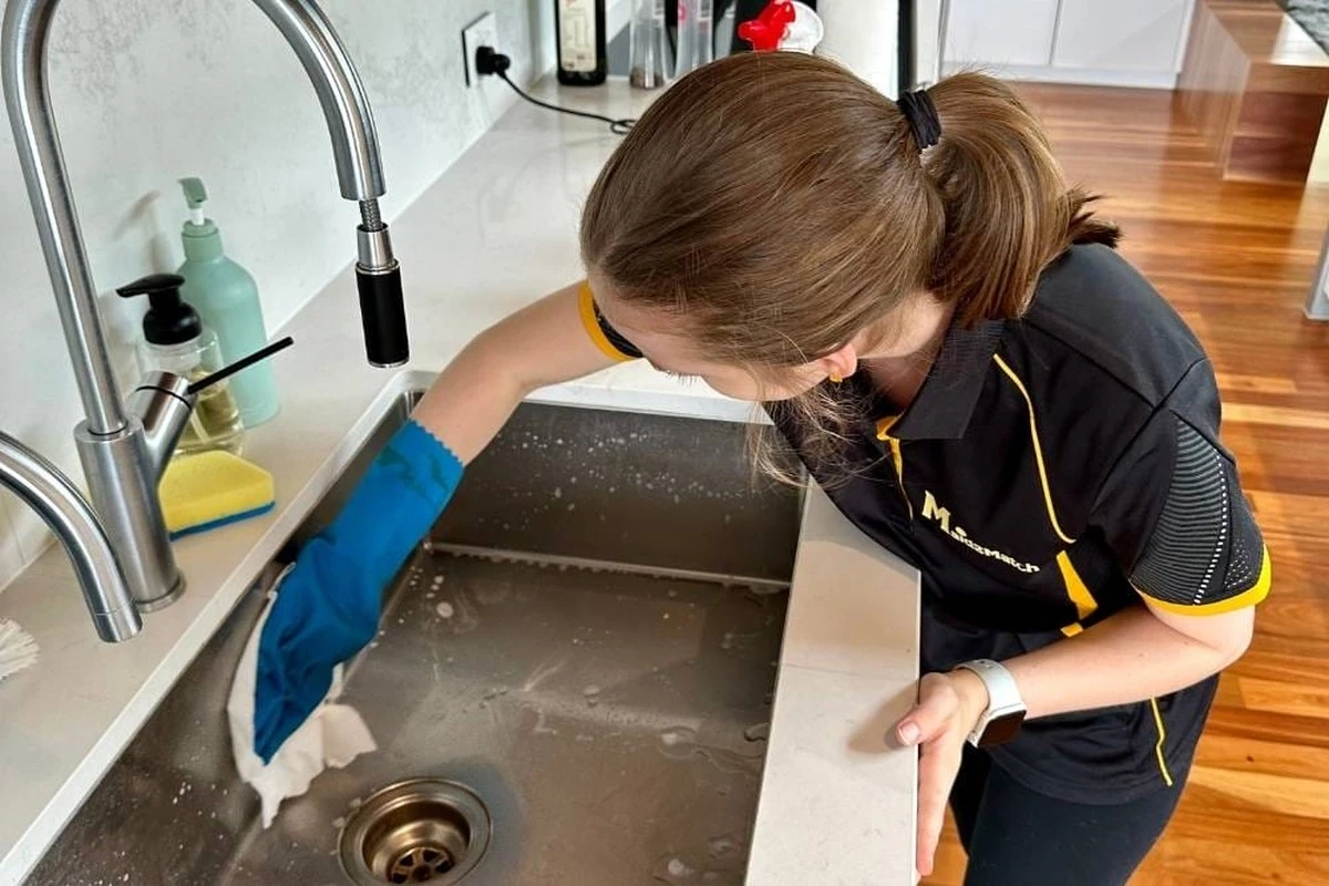 Vyhoďte všechny čisticí prostředky na dřez: 3 lžíce z kuchyňské poličky to zvládnou za 10 minut a 0 Kč - image 1