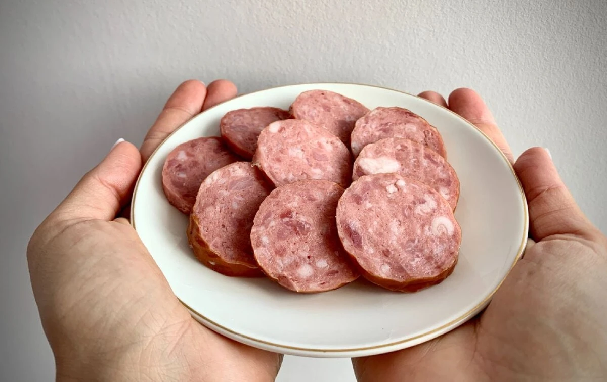 Prodejce uzenin mi prozradila jednoduchý trik: Stačí jedna věc s klobásou a hned víte, zda je přírodní