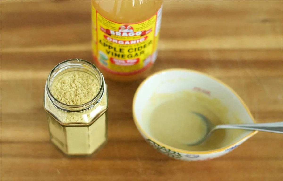 Proč zkušení kuchaři používají hořčičný prášek místo chemie: Lžíce vrátí příborům lesk za dvě minuty - image 2