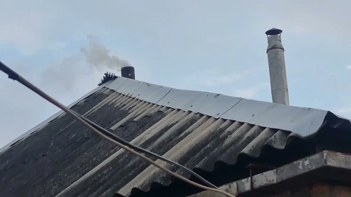 Dědův trik: Jak vyčistit komín bramborovými slupkami pro úžasný výsledek