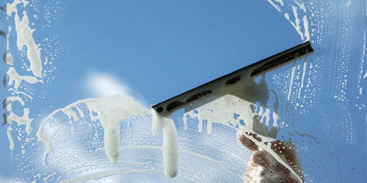 Profesionálové používají na okna jen toto. Tajemství, které vám ušetří hodně peněz a šmouh - image 2