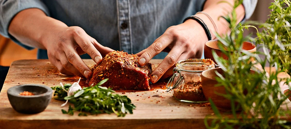 Sousedovo tajemství: Proč propíchává domácí klobásy před pečením? - image 2