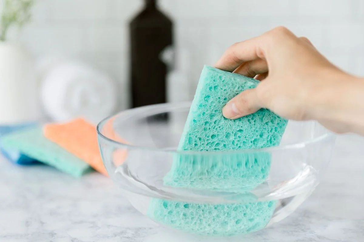 Proč zkušení kuchaři udržují láhev peroxidu vodíku ve skříni pod dřezem