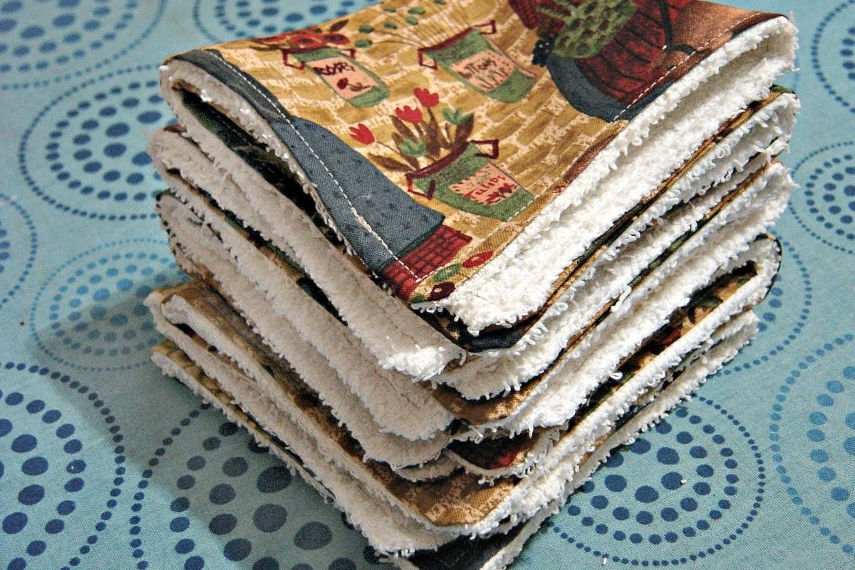 Proč utrácet za houbičky? Ze starého závěsu a gumičky vyrobíte věčnou utěrku, která schne za 3 minuty - image 2