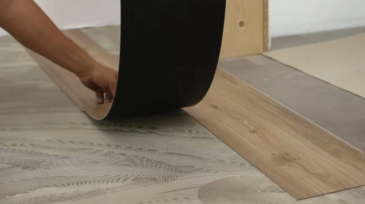 Vinylová dlažba: moderní alternativa k laminátu, která vydrží vodu a nezruinuje vaši peněženku