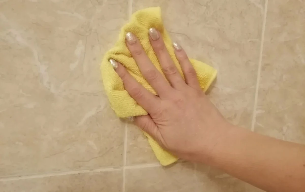 Proč je tato dlažba ve vaší koupelně nenápadná na vodní kámen a mýdlové skvrny: 2v1 | Dobré zprávy